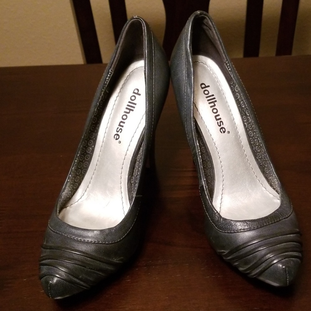 Used gray size 7.5 Dollhouse high heels